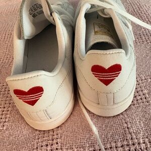Just in time for Valentine’s Day ❤️
Adidas White Sneakers with Red Hearts.